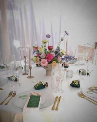 Naše ivory ubrousky a ubrusy s nádhernými květinami od @bloomingcz.. #svatba #svatebnistul #prostrenystul #prostul...