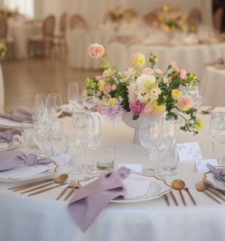 Naše ivory ubrusy a starorůžové ubrousky na svatbě v @chateau_st_havel s květinami od @bloomingcz pod vedením...