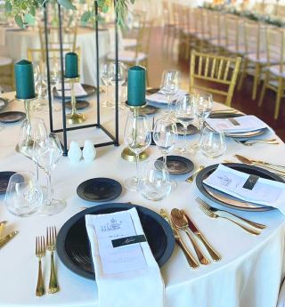 Zelená, černá a zlatá.. Kombinace barev, ke které skvěle ladí naše ivory ubrusy a ubrousky.. @kpweddingdesign to prostě...