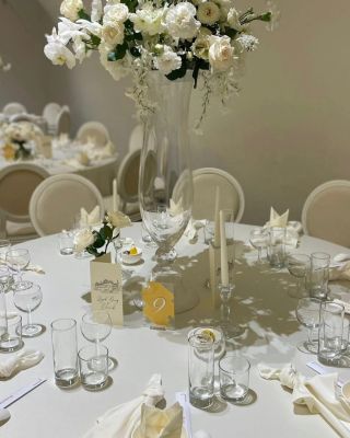 Dechberoucí klasika.. V hlavní roli ivory.. @kpweddingdesign @bloomingcz @naporad_art #svatba #svatebnistul...